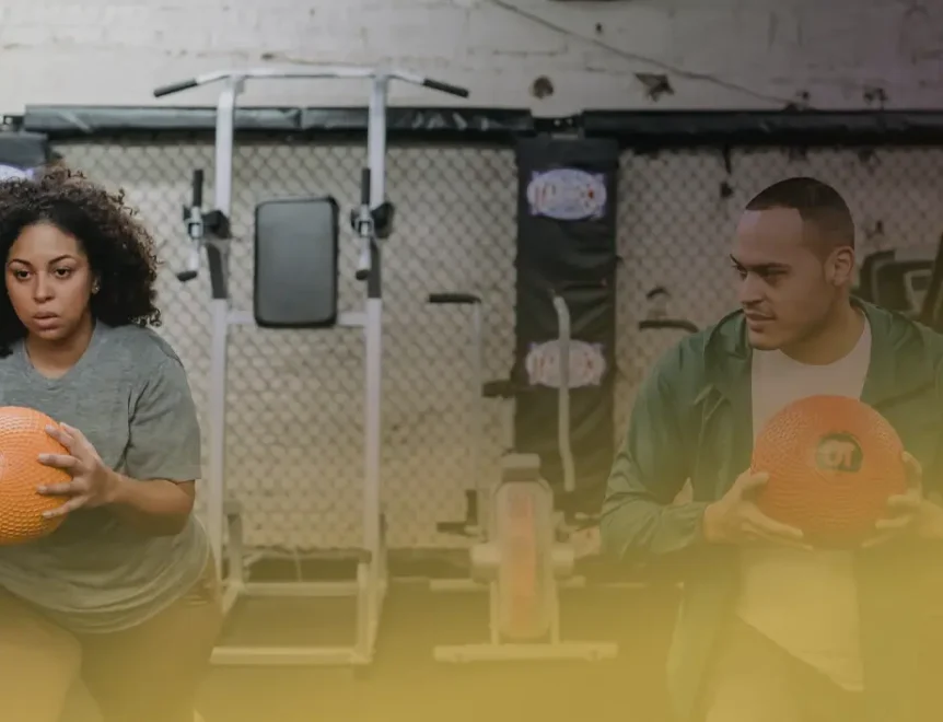 Perte de poids grâce au resvératrol - une femme pratiquant la musculation pour maigrir.