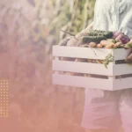 alimentos ricos en nad+, mujeres con una cesta de verduras ecológicas frescas
