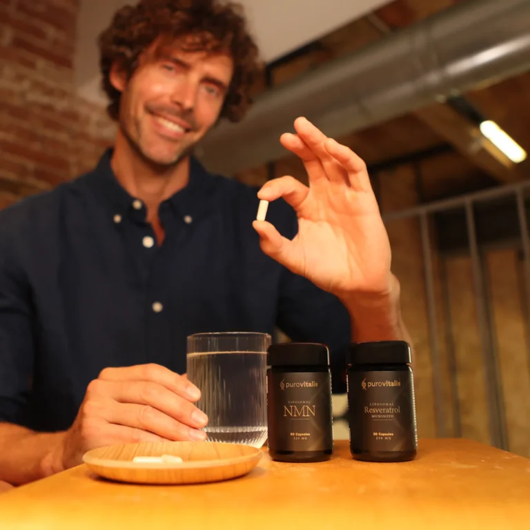 En mand smiler, mens han tager en kapsel fra det førsteklasses longevity Purovitalis, der repræsenterer sund aldring og vitalitet.