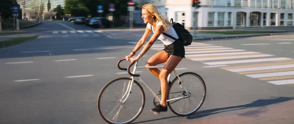 Gesunder Lebensstil: Frauen, die in der Stadt Rad fahren.