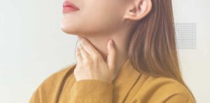 Una lista de comprobación detallada de la tiroides representada en una infografía visualmente atractiva, que ilustra varios componentes cruciales para mantener la salud de la tiroides.