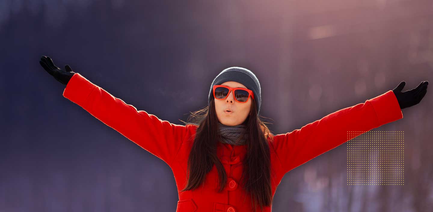 Le donne sulla neve prendono la luce del sole, assicurandosi di assumere abbastanza vitamina D in inverno e di non avere carenze di vitamina D.