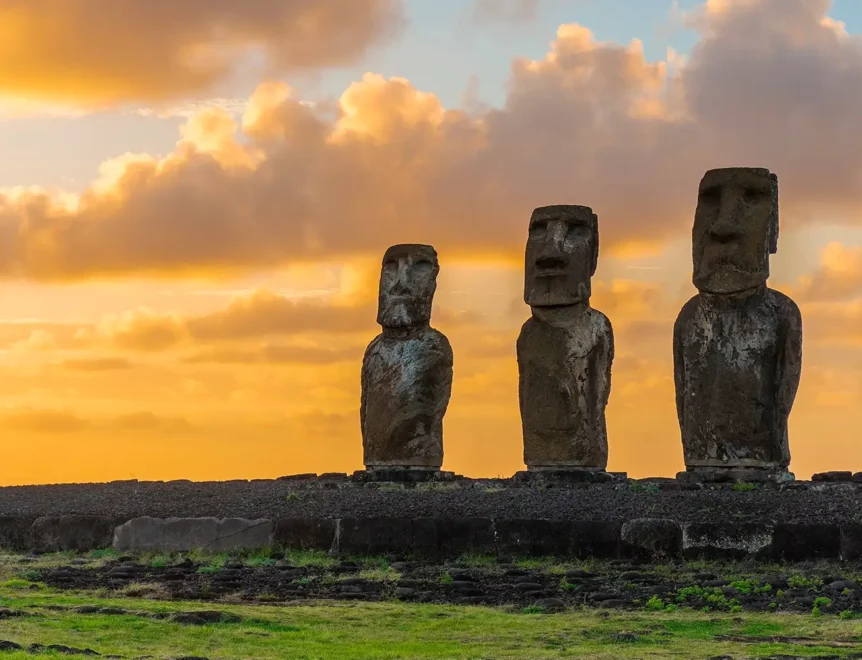 Priveliște asupra peisajului liniștit din Rapa Nui, locul de origine al rapamicinei, pe fundalul statuilor antice Moai, care simbolizează legătura dintre calea mTOR și cercetarea în domeniul longevității, precum și eforturile de a înțelege rolul mTOR în procesul de îmbătrânire.