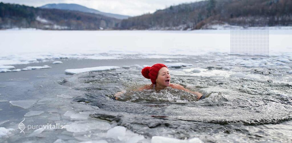 Eine Person, die ihren Tag mit einer Eisportion in der Natur beginnt und die Kältetherapie für ihren Neujahrsvorsatz für Langlebigkeit 2024 nutzt.