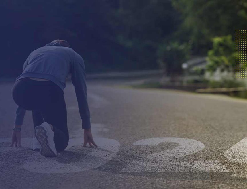 "Una persona che inizia la giornata con una corsa in montagna, godendosi l'aria fresca e aumentando la frequenza cardiaca per stare ancora meglio nel 2024."