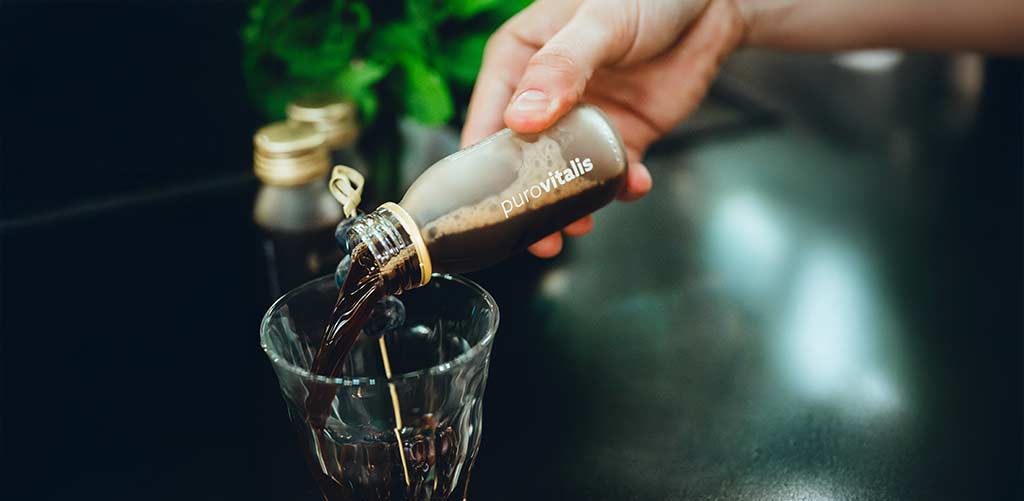 Compararea diferitelor forme de colagen: colagen lichid într-o sticlă, colagen sub formă de pudră într-o lingură, gume de colagen și capsule de colagen, subliniind diferitele opțiuni pentru consumul de suplimente