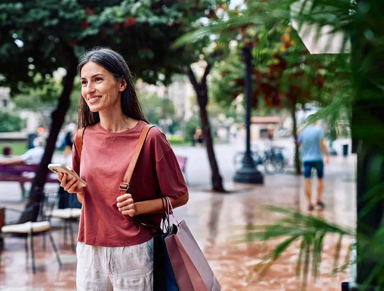 vrouw van middelbare leeftijd met haar telefoon