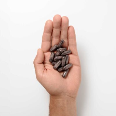 capsule di nad booster in mano