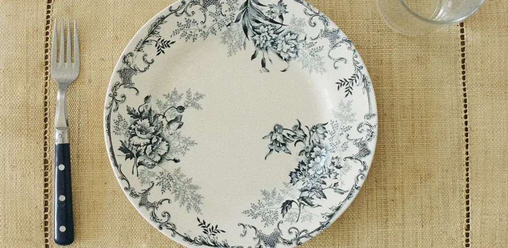 plato vacío con un tenedor al lado