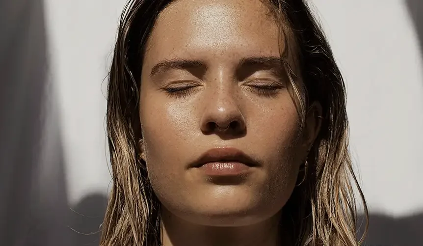 Primer plano del rostro de una mujer y de su piel suave
