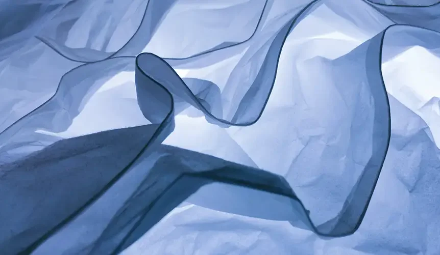Il leggero tessuto di lino fluttua nell’aria mentre il sole si riflette su di esso