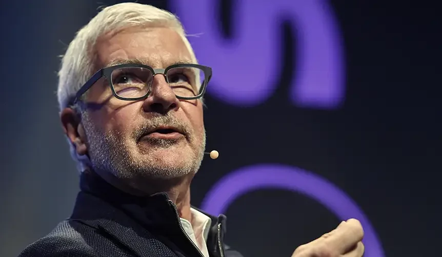 nærbillede af dr. Steven Gundry fra et interview/en tale/en podcast