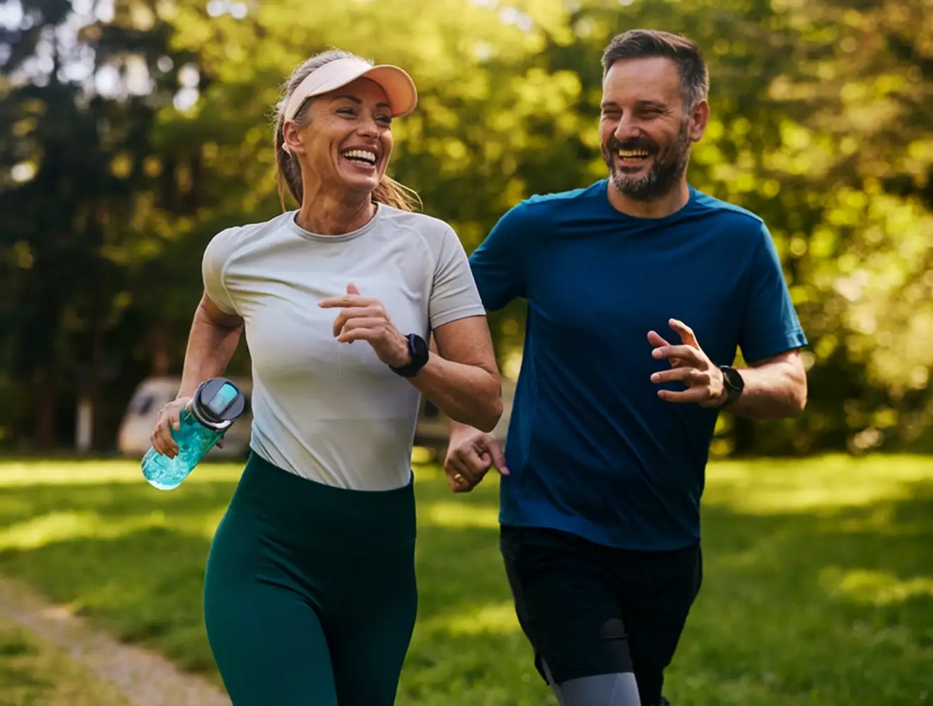 Een actieve man en vrouw die buiten joggen, wat symbool staat voor een gezonde stofwisseling en het verminderen van viscerale vet voor longevity.