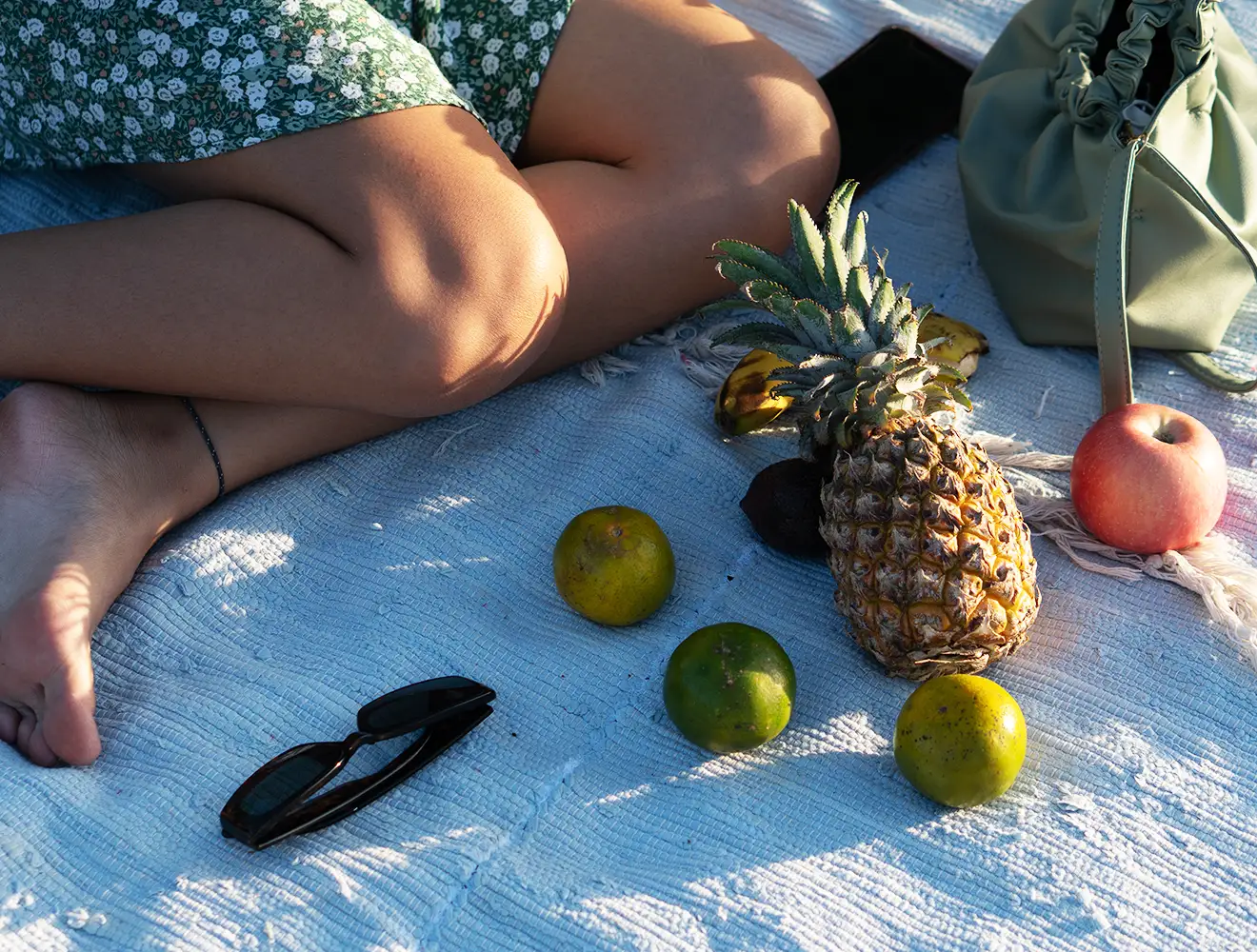 Frisk ananas og frugt på et picnic-tæppe som en naturlig kilde til bromelain.