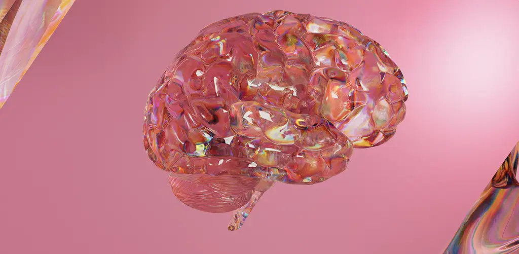 Een abstracte 3D-weergave van een doorschijnend, iriserend menselijk brein dat zweeft tegen een zachtroze achtergrond, omringd door reflecterende, glasachtige vormen met regenboogachtige glinsteringen.