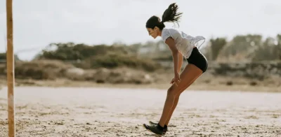 Een vrouw die buiten in de warme zon aan het sporten is, als illustratie van energie, fysieke prestaties en gezond ouder worden, ondersteund door een gezonde mitochondriale functie en CoQ10.