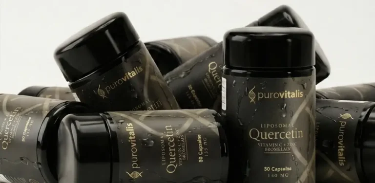 Flere sorte flasker med Purovitalis Liposomal Quercetin-kosttilskud med guldskrift, der fremhæver tilsatte ingredienser som C-vitamin, zink og bromelain, spredt mod en lys baggrund med vanddråber på emballagen.