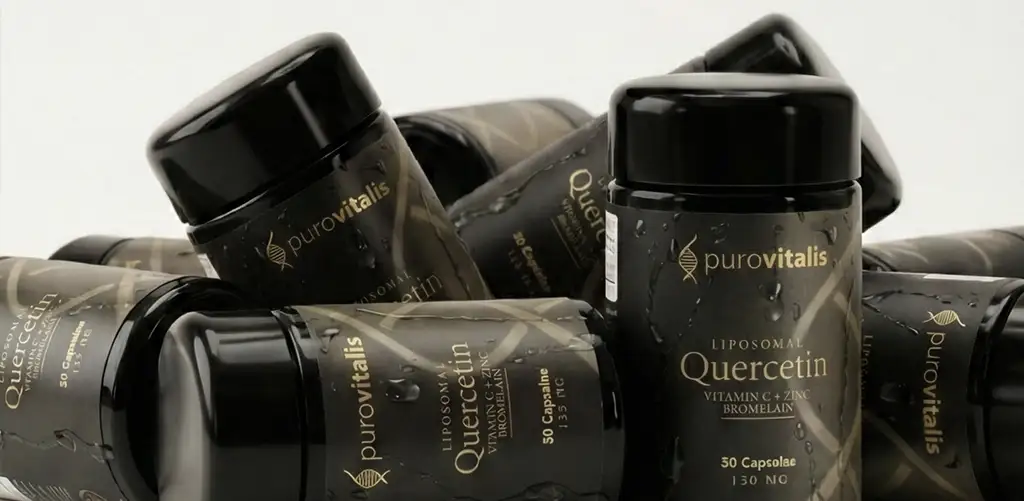Flere sorte flasker med Purovitalis Liposomal Quercetin-kosttilskud med guldskrift, der fremhæver tilsatte ingredienser som C-vitamin, zink og bromelain, spredt mod en lys baggrund med vanddråber på emballagen.