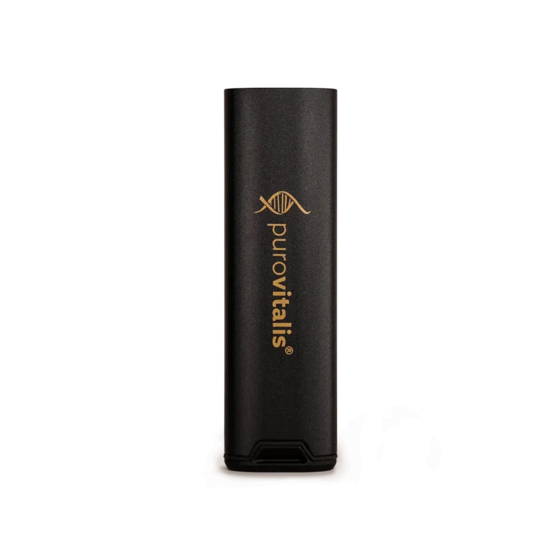 Black Purovitalis aluminium pillendoos, rechtopstaand, vooraanzicht met het reliëflogo.