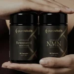 Una persona sosteniendo dos frascos de suplementos de Purovitalis, «Resveratrol liposomal» y «NMN liposomal», sobre un fondo neutro, para destacar los suplementos para la longevidad y el envejecimiento saludable.
