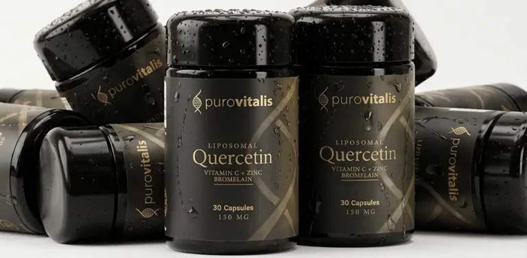 Meerdere zwarte flesjes Purovitalis Liposomal Quercetin-supplementen met gouden letters, waarop de toegevoegde ingrediënten vitamine C, zink en bromelaïne staan ​​vermeld, verspreid tegen een lichte achtergrond met waterdruppels op de verpakking.