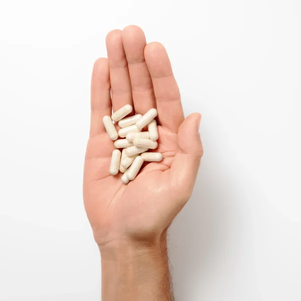 Liposomal NMN Capsules i en åben hånd