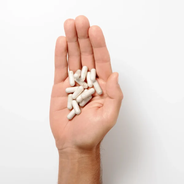 Liposomal Vitamin D3 & K2-Kapseln in einer offenen Hand