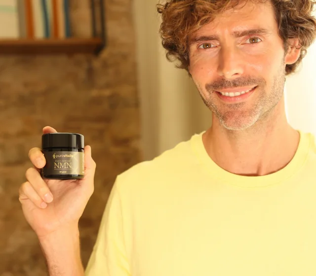 Hombre sosteniendo el frasco de Pure NMN Powder